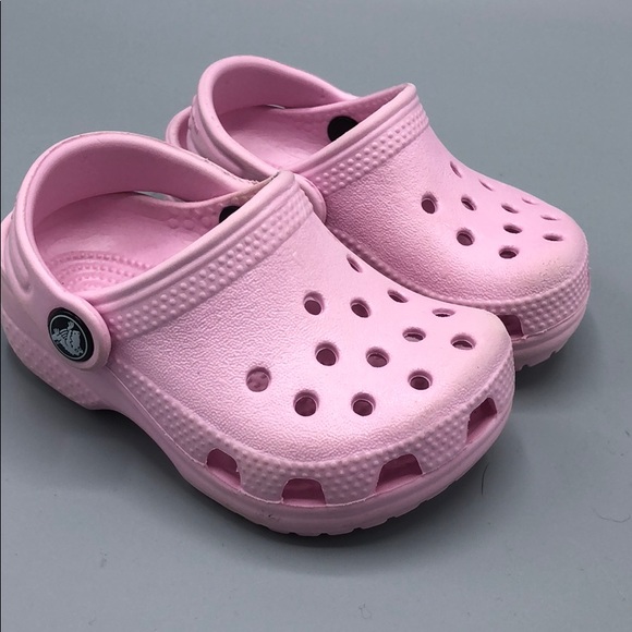 pink crocs on feet